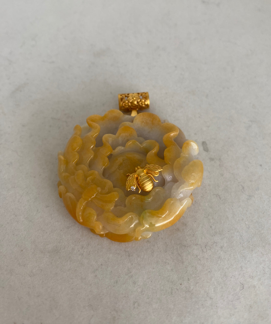 18-KARAT CARVED BUTTERSCOTCH PEONY MEDALLION PENDANT