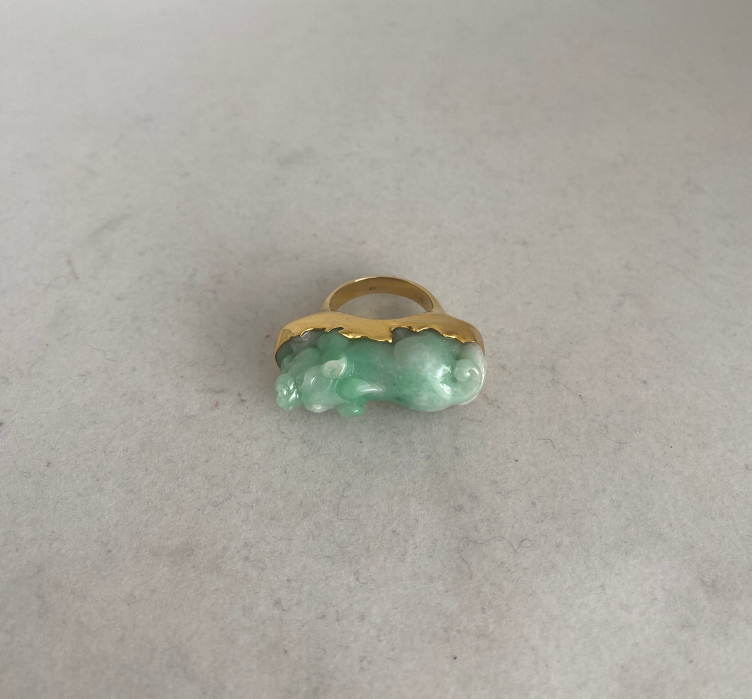 18 KARAT GOLD CARVED JADE PIXIU RING