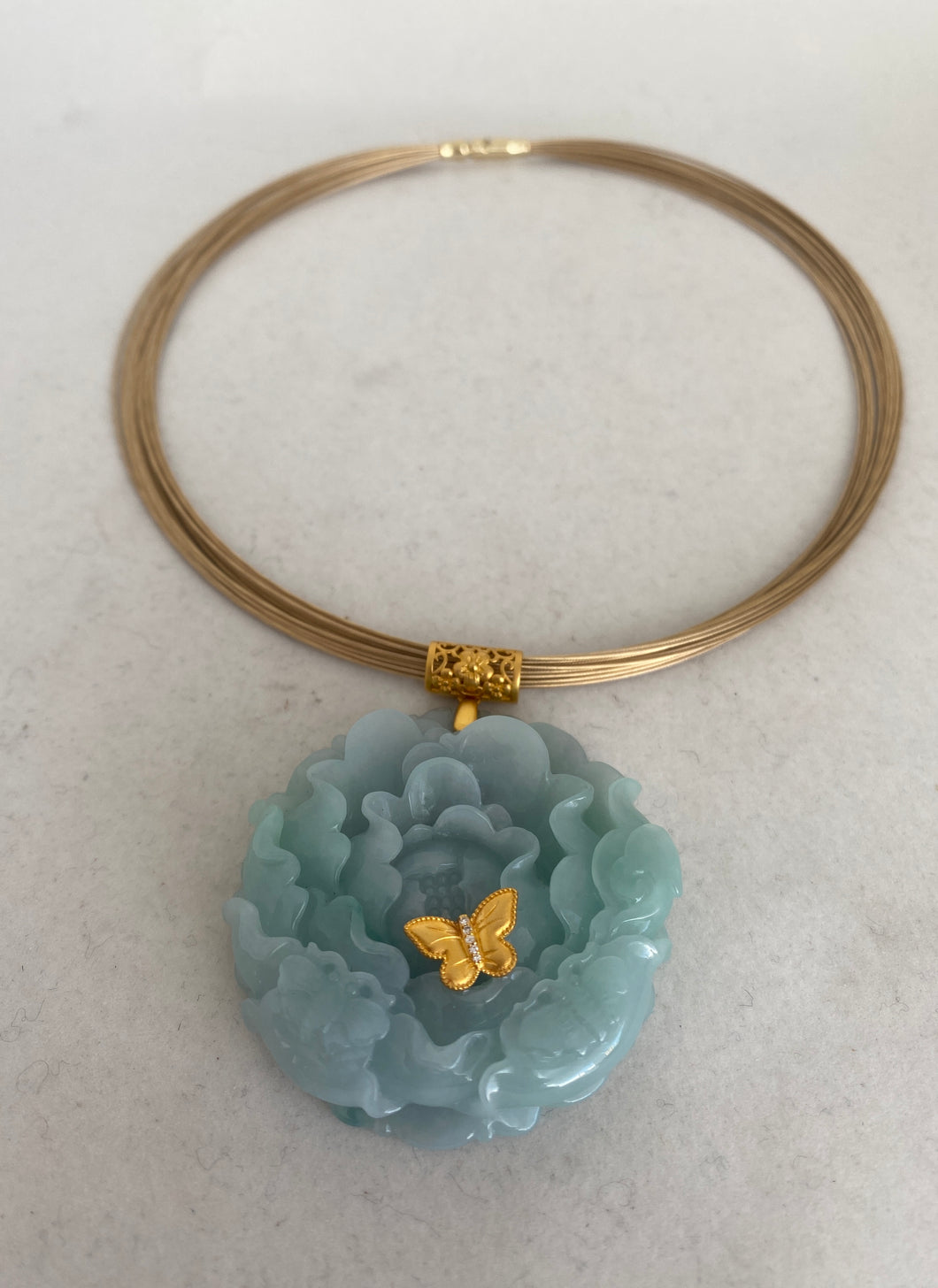 18 KARAT CARVED PEONY JADEITE JADE PENDANT