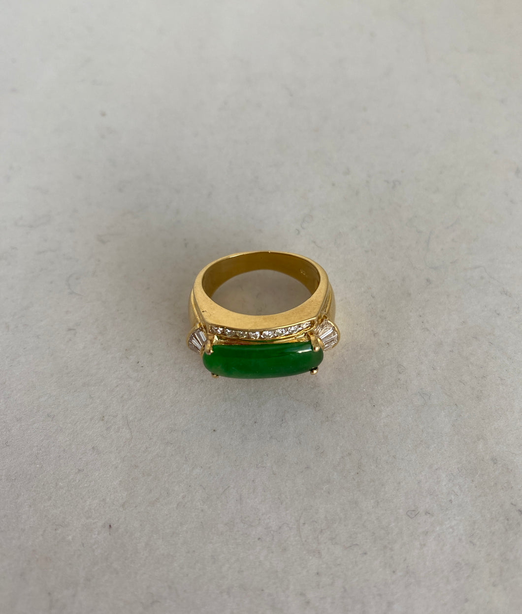18K BRIGHT GREEN JADEITE JADE RING