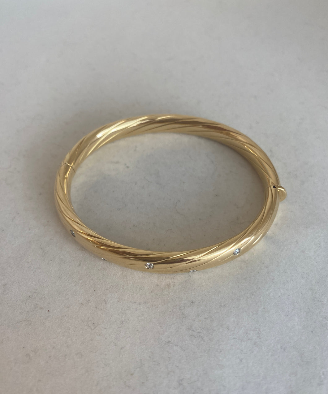 18KT YELLOW GOLD DIAMOND HINGED BANGLE