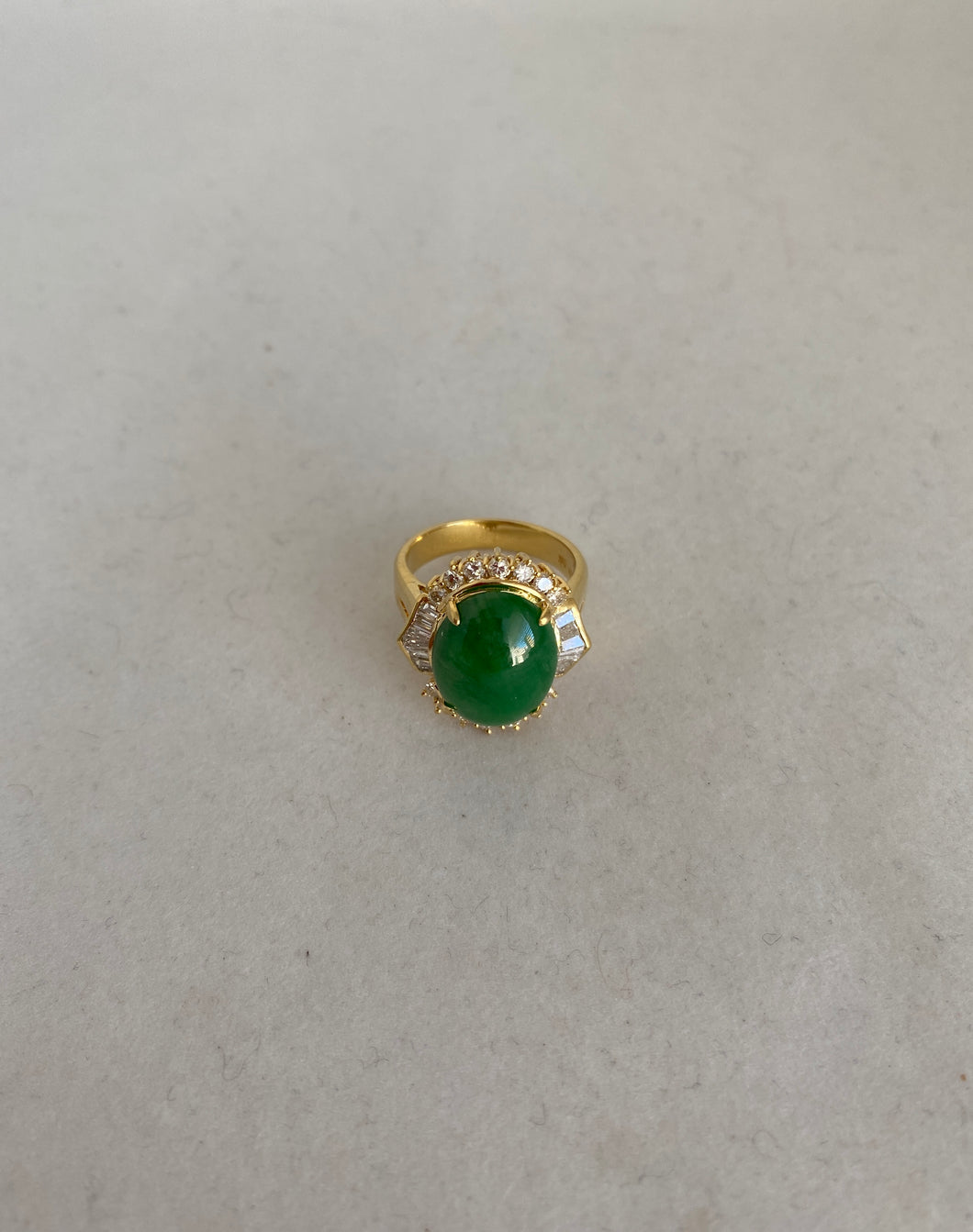 18K BRIGHT GREEN JADEITE JADE RING