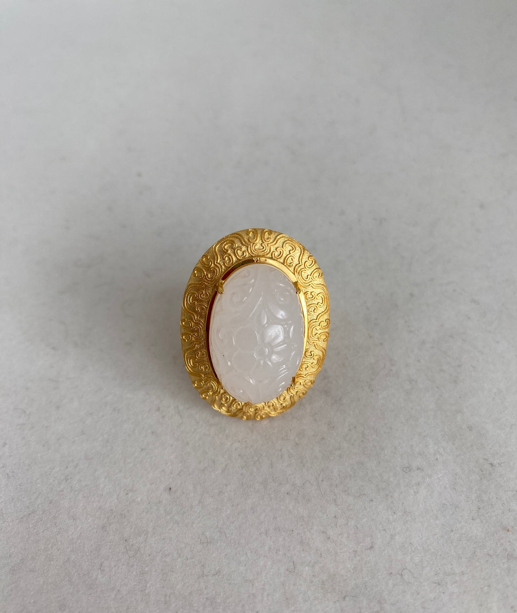 18K CARVED SNOW WHITE JADE RING
