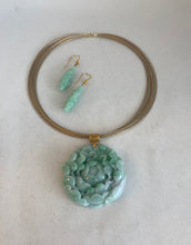 Load image into Gallery viewer, 18K CARVED  APPLE GREEN JADE PEONY PENDANT
