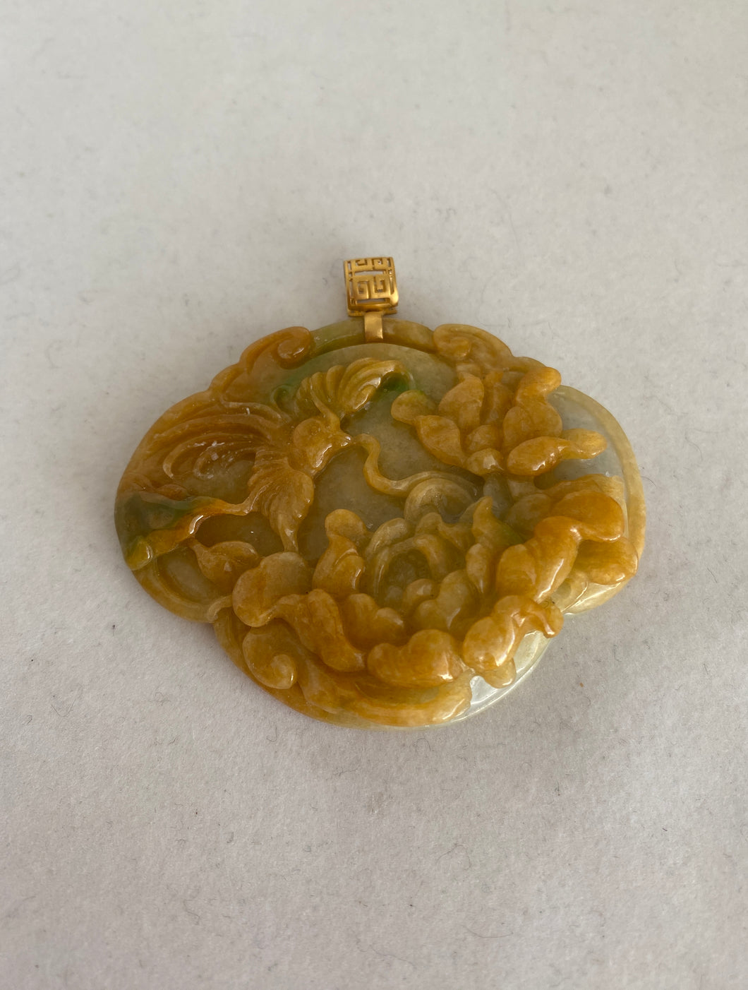 18K CARVED BUTTERSCOTCH / GREEN JADE MEDALLION PENDANT