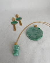 Load image into Gallery viewer, 18 KARAT APPLE GREEN JADE PIXIU PENDANT

