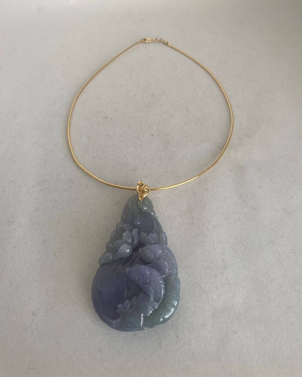 18-KARAT YELLOW GOLD BLUISH-LAVENDER DOUBLE FISH AND LOTUS PENDANT