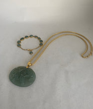 Load image into Gallery viewer, 18-KARAT GOLD LINK JADE CABOCHON BRACELET
