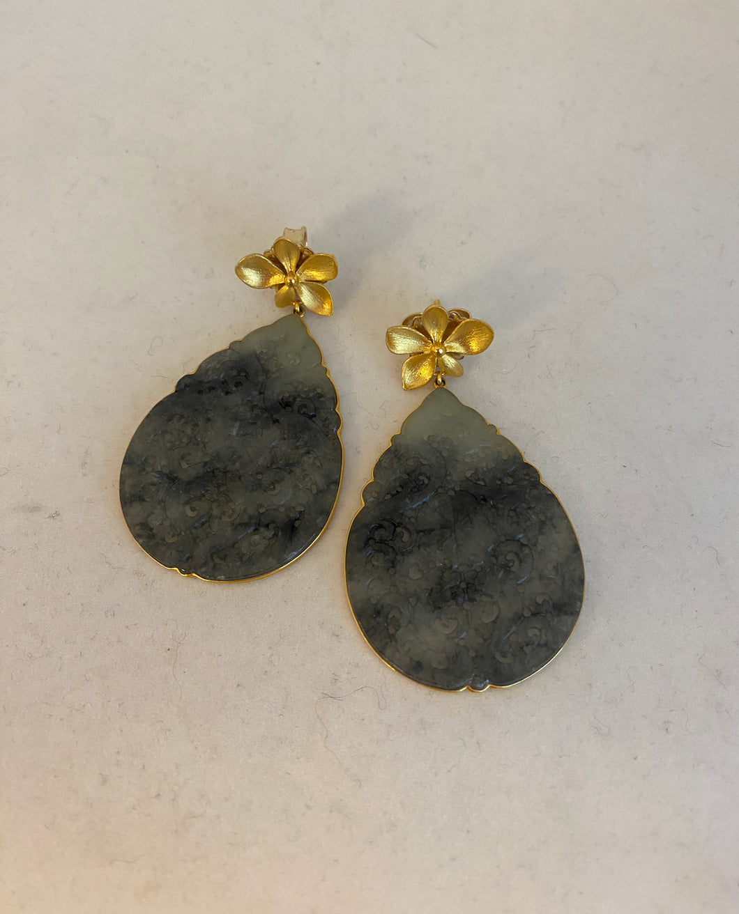 18K CARVED CHARCOAL GREY JADE EARRINGS