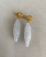 Load image into Gallery viewer, 18 KARAT GOLD SNOW WHITE JADE DROP EARRINGS
