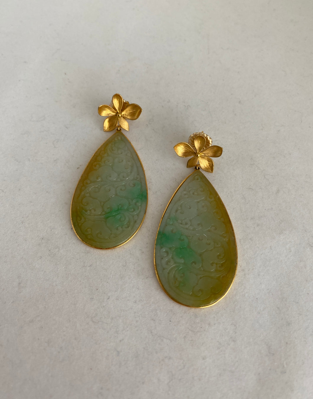18K CARVED BUTTERSCOTCH / GREEN JADE EARRINGS