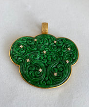 Load image into Gallery viewer, 18K GREEN JADEITE JADE &quot; RU YI&quot; MEDALLION
