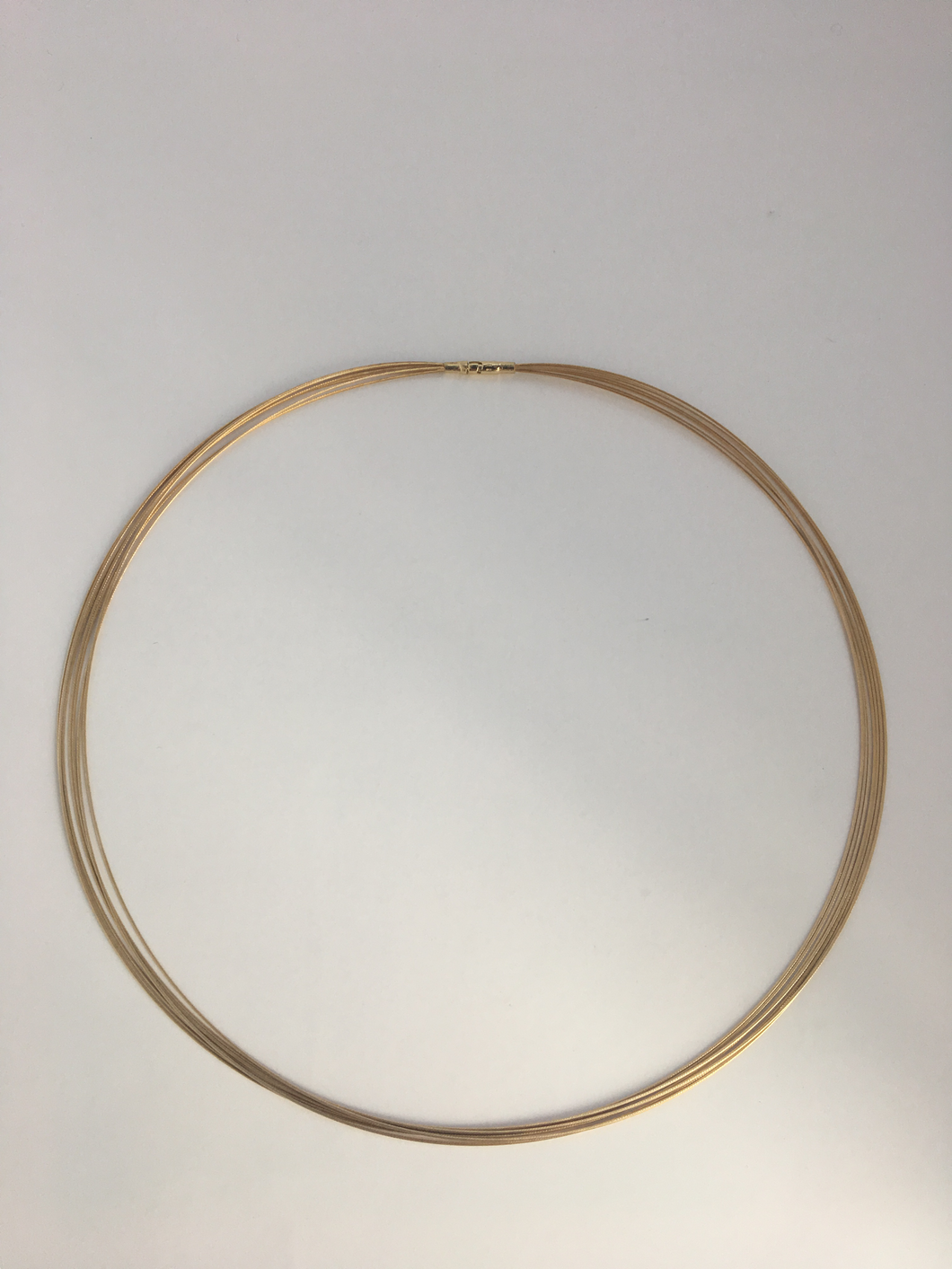 14K YELLOW GOLD 14 STRANDS COLOR NECKLACE, 16'.