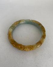 Load image into Gallery viewer, CARVED BUTTERSCOTCH /LIGHT GREEN JADEITE JADE BANGLE
