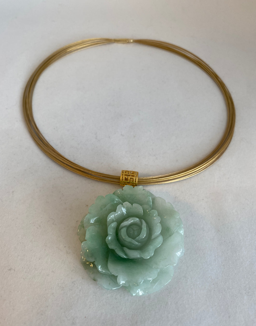 18K CARVED APPLE GREEN PEONY PENDANT
