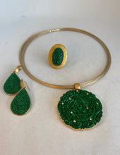 Load image into Gallery viewer, 18K CARVED DEEP GREEN JADE RING
