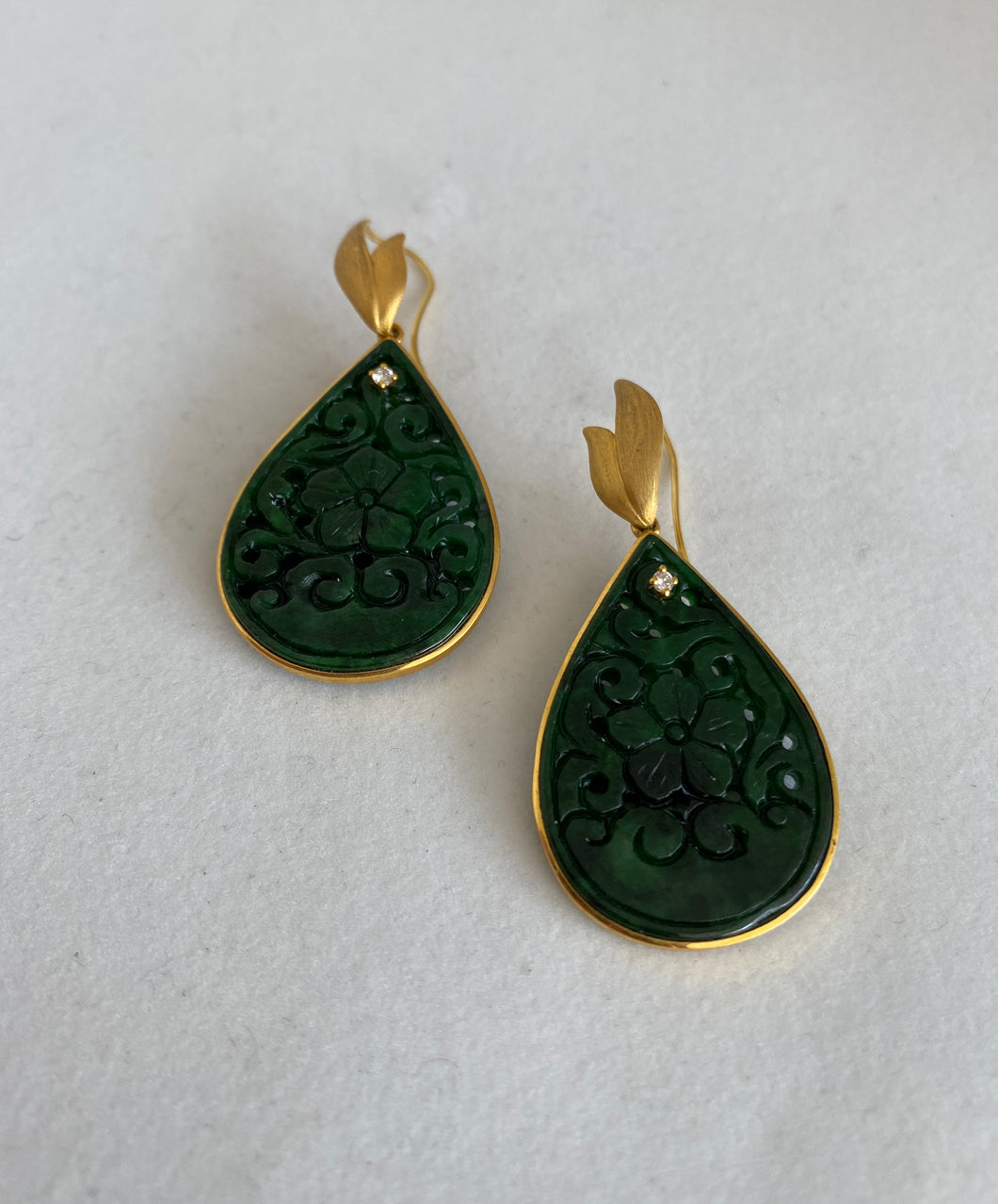 18K CARVED DARK GREEN JADE  DROP EARRINGS