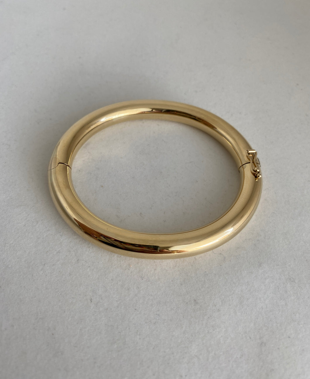 14KT YELLOW GOLD HINGED TUBE BANGLE