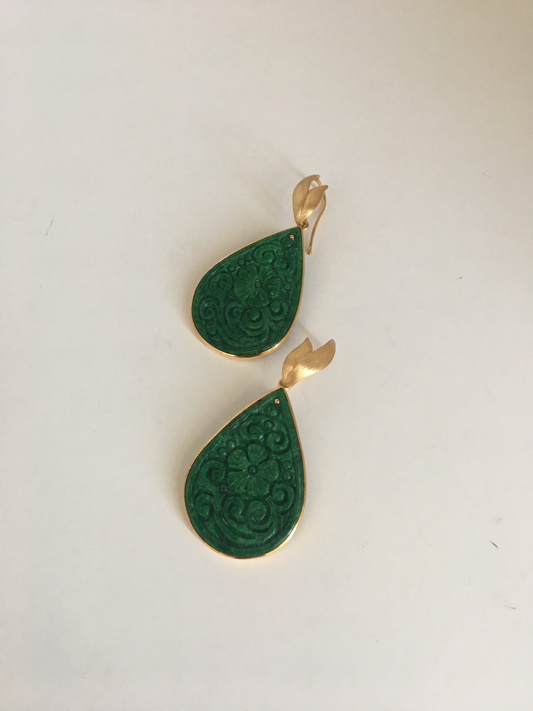 18K YELLOW GOLD CARVED DEEP GREEN JADE EARRINGS