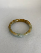 Load image into Gallery viewer, CARVED BUTTERSCOTCH /LIGHT GREEN JADEITE JADE BANGLE
