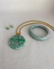Load image into Gallery viewer, 18K CARVED APPLE GREEN JADEITE JADE PENDANT
