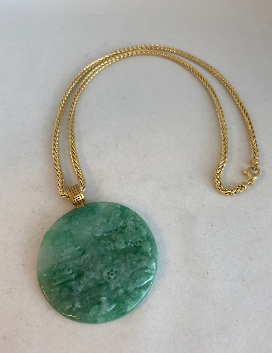 18K BRIGHT GREEN JADEITE JADE PENDANT