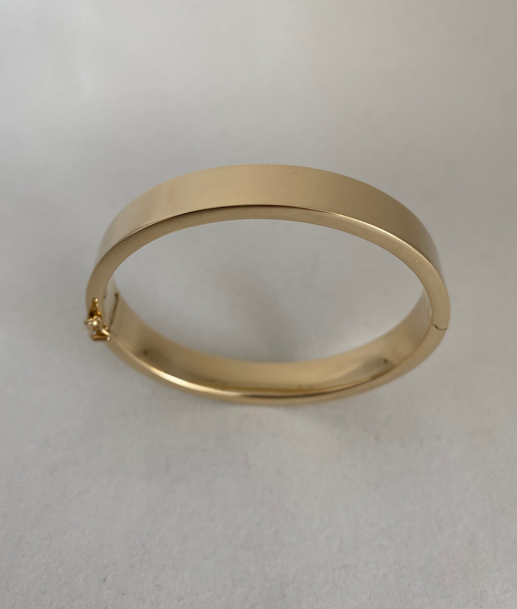 14KT YELLOW FLAT HINGED BANGLE