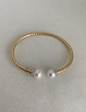 Load image into Gallery viewer, 18 KARAT CUFF BRACELET WITH FRESHWATER PEARLS

