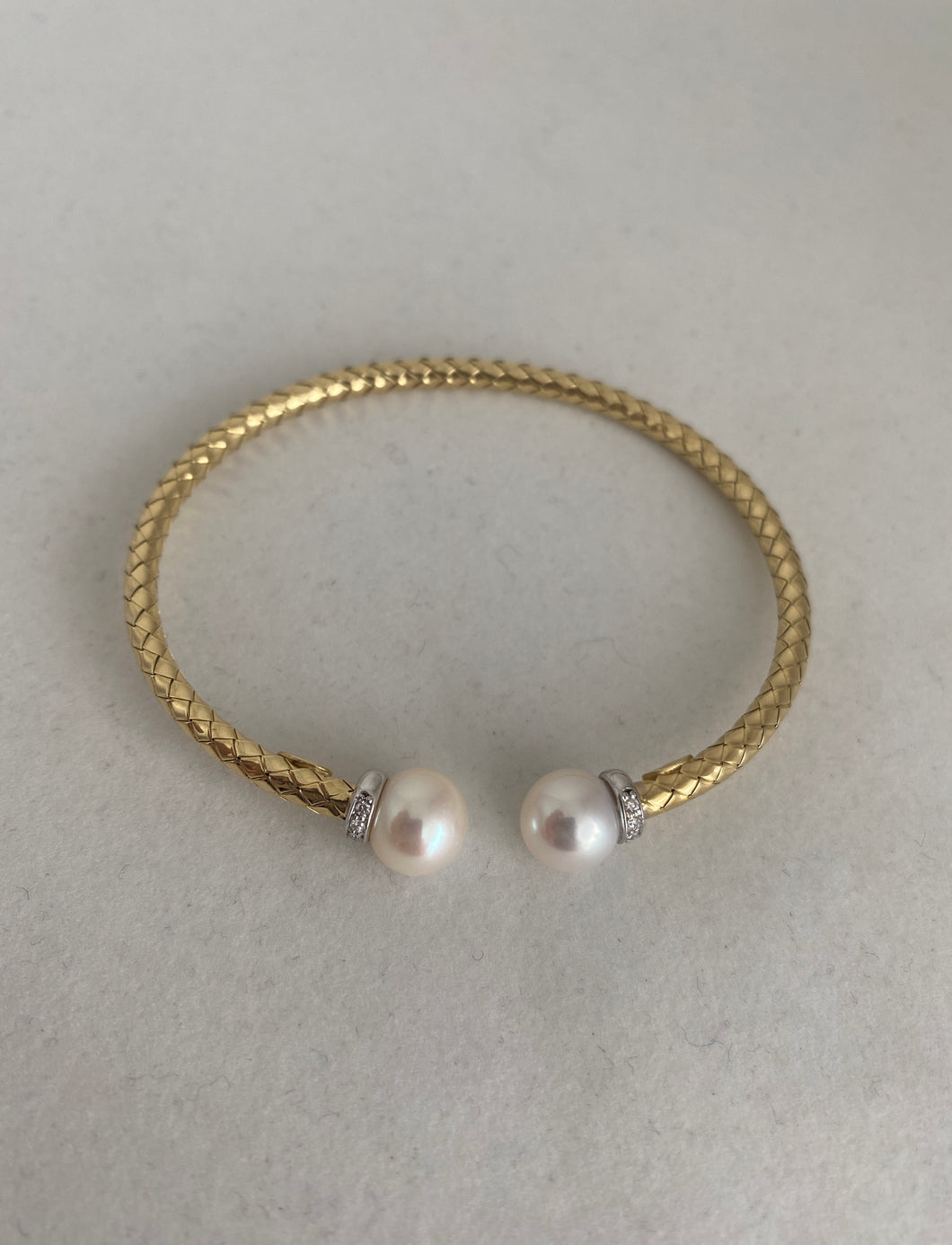 18 KARAT CUFF BRACELET WITH FRESHWATER PEARLS