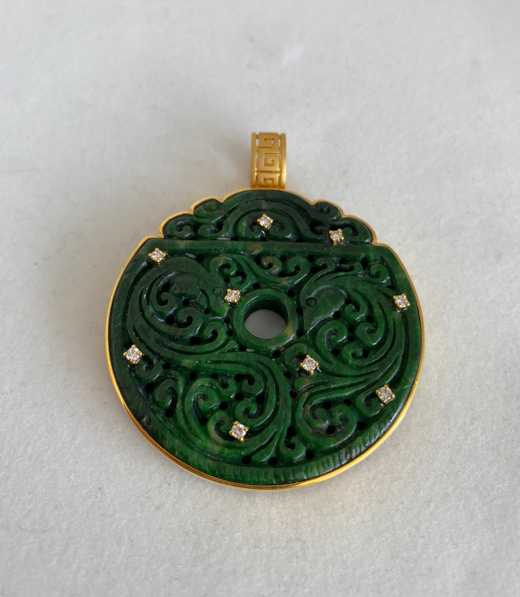 18K CARVED DARK GREEN ROUND DISC MEDALLION