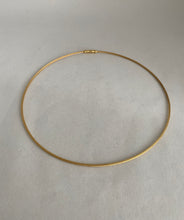Load image into Gallery viewer, 18-KARAT YELLOW GOLD ROUND NECK WIRE

