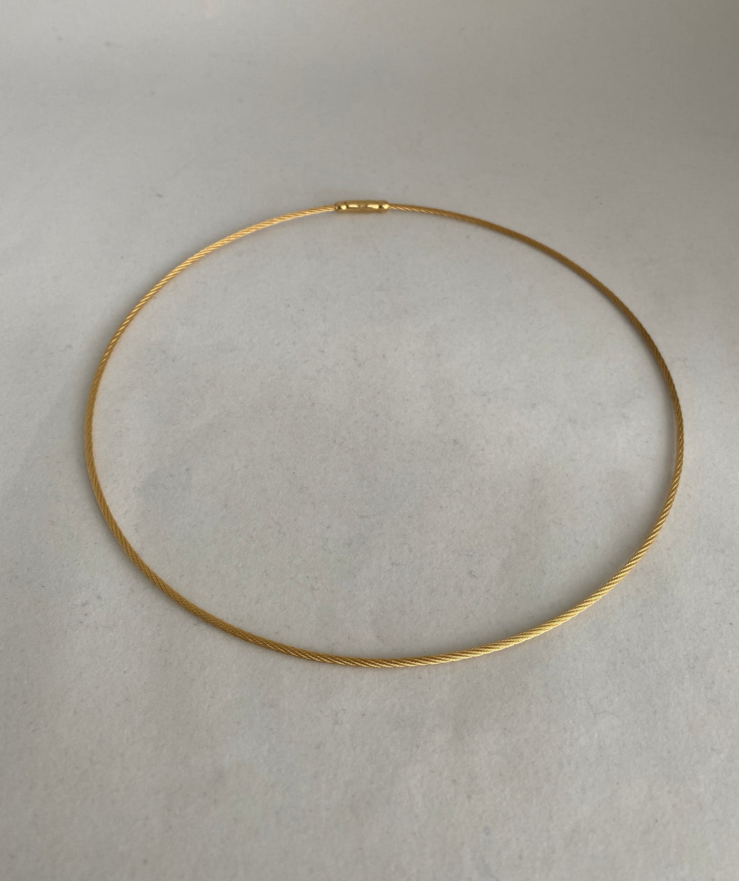18-KARAT YELLOW GOLD ROUND NECK WIRE