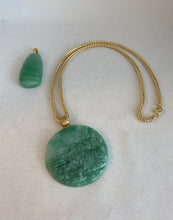 Load image into Gallery viewer, 18K BRIGHT GREEN JADEITE JADE PENDANT
