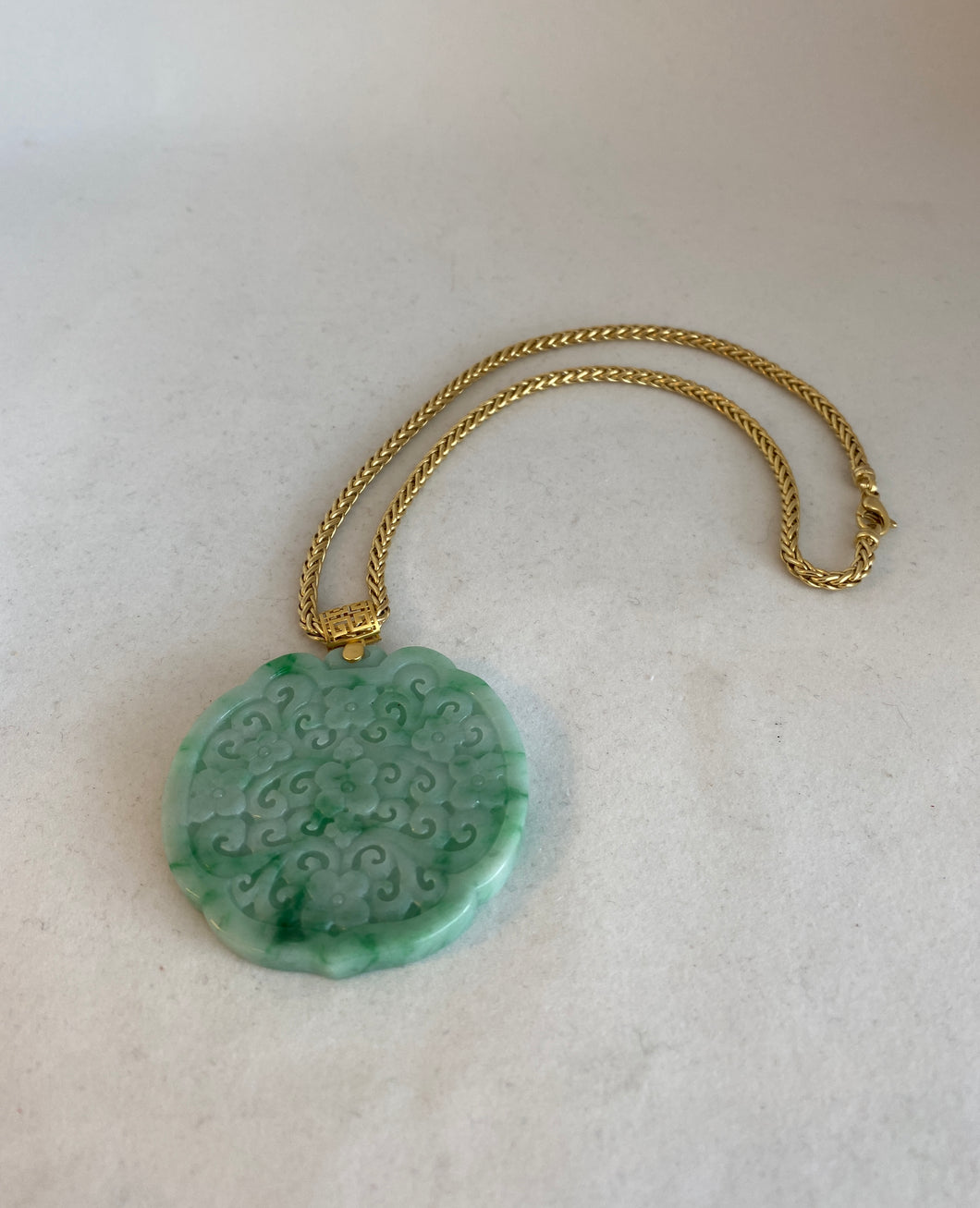 18K CARVED APPLE GREEN JADEITE JADE PENDANT