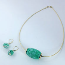 Load image into Gallery viewer, 18K GOLD CARVED APPLE GREEN BARREL PENDANT
