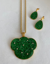 Load image into Gallery viewer, 18K GREEN JADEITE JADE &quot; RU YI&quot; MEDALLION
