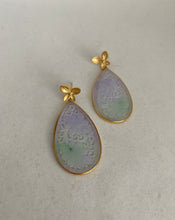 Load image into Gallery viewer, 18K CARVED LAVENDER &amp; GREEN JADE DROP EARRINGS
