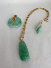 Load image into Gallery viewer, 14K GOLD BRIGHT APPLE GREEN JADE BAMBOO STALK PENDANT
