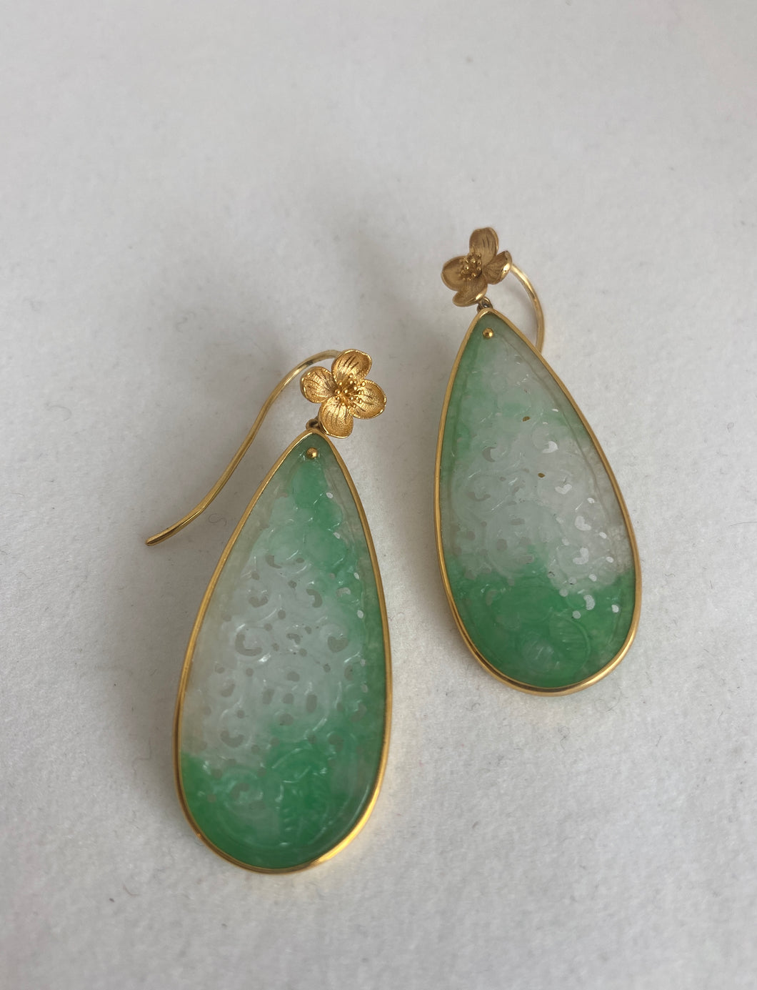 18K CARVED JADE EARRINGS WITH BRIGHT GREEN