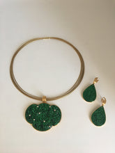 Load image into Gallery viewer, 18K YELLOW GOLD CARVED DEEP GREEN JADE EARRINGS
