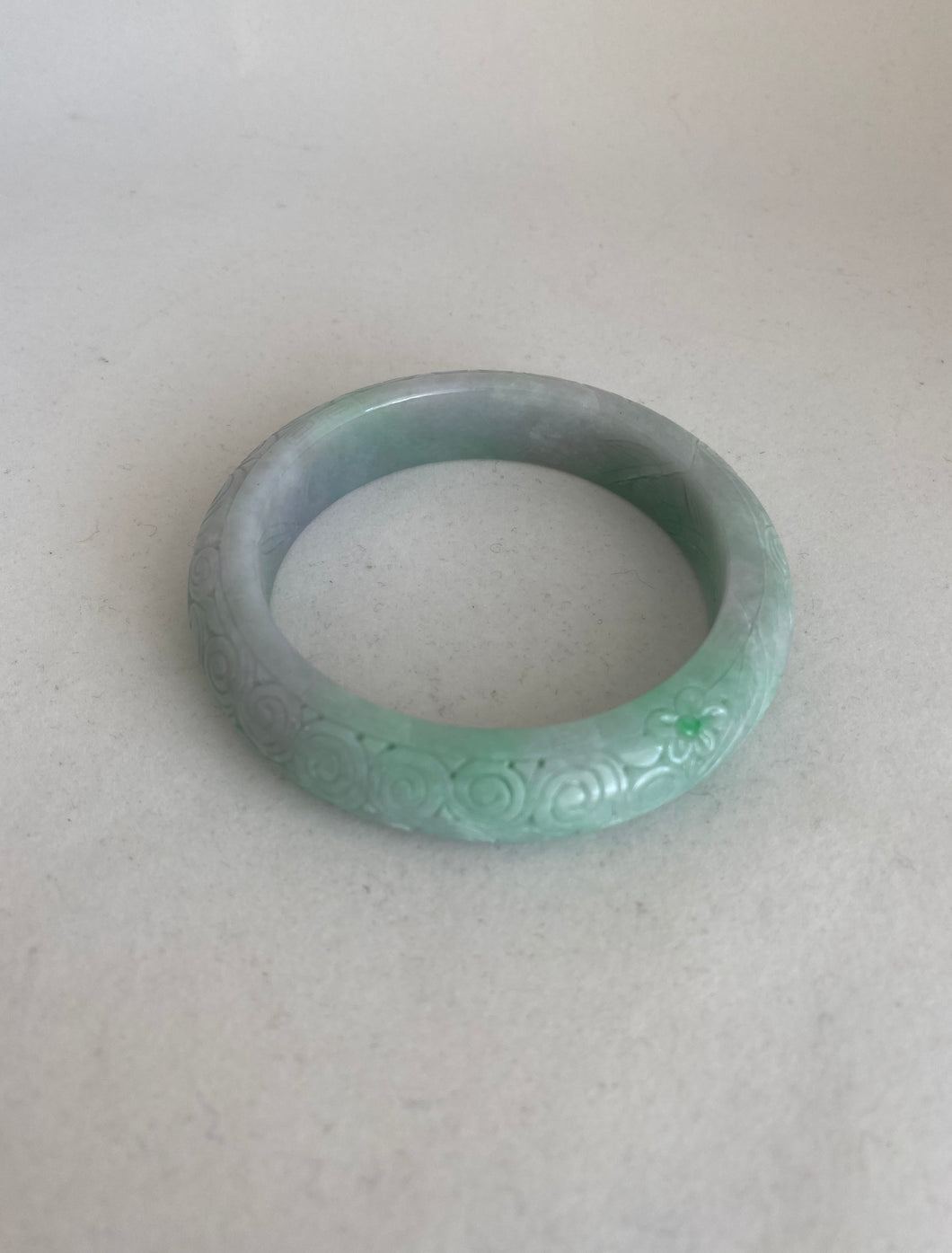 CARVED LIGHT APPLE GREEN JADEITE JADE BANGLE