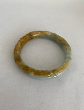 Load image into Gallery viewer, CARVED BUTTERSCOTCH /LIGHT GREEN JADEITE JADE BANGLE
