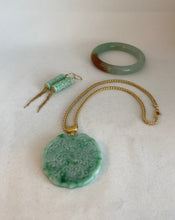 Load image into Gallery viewer, 18K CARVED APPLE GREEN JADEITE JADE PENDANT
