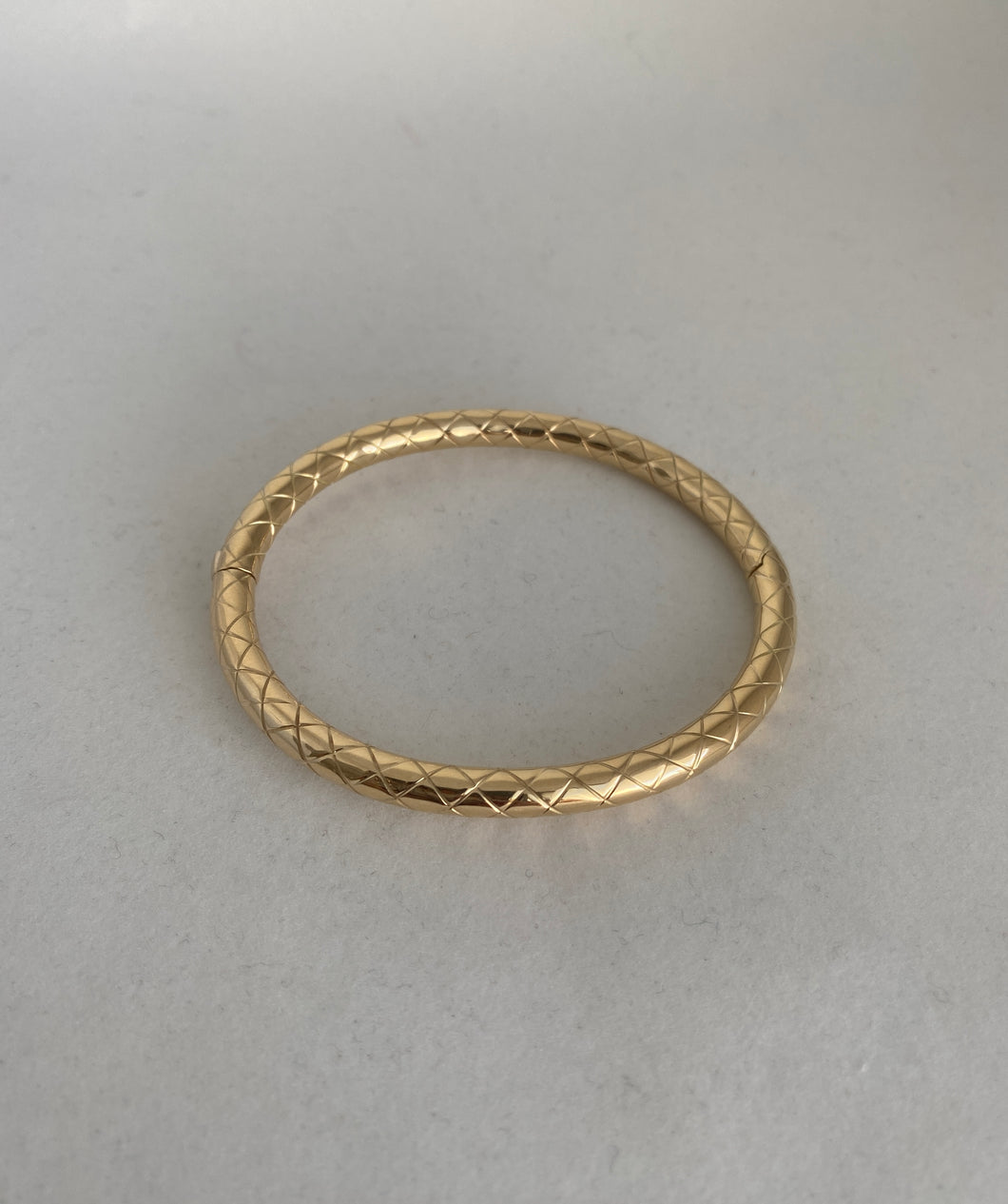 14 KARAT HINGED PATTERN TUBE BANGLE