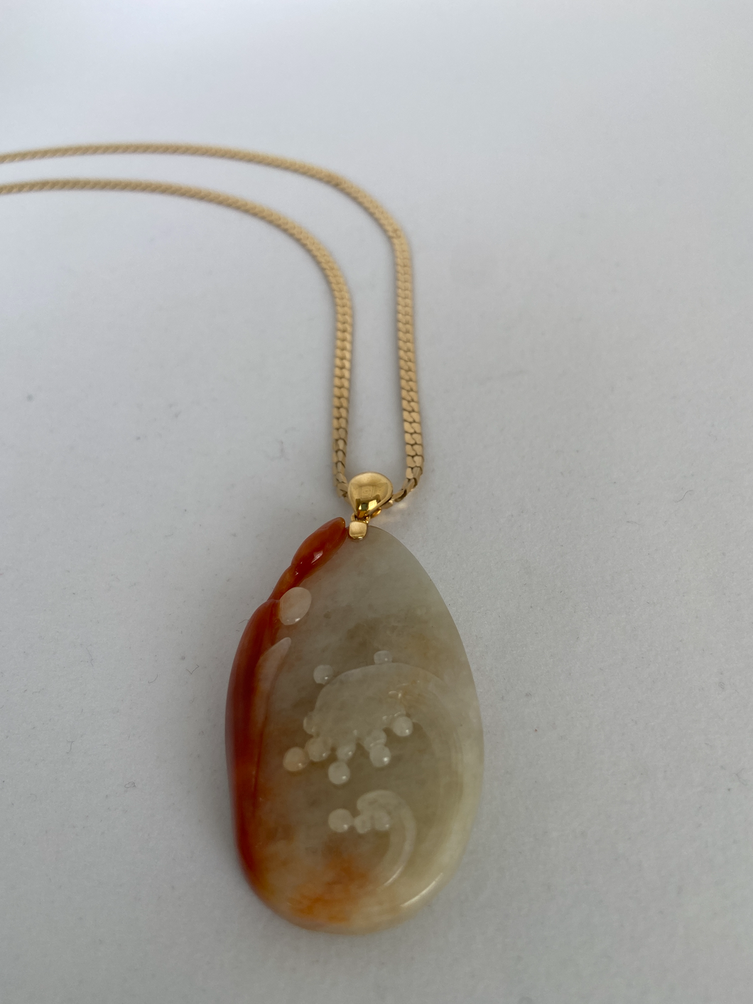 18K JADE PENDANT WITH CARVED WISE MAN STANDING BESIDE WAVES