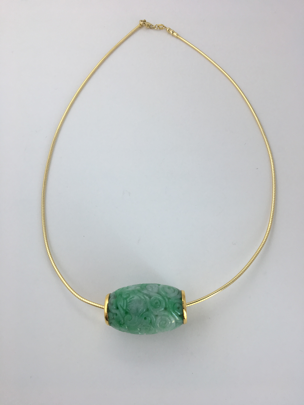 18K GOLD CARVED APPLE GREEN BARREL PENDANT